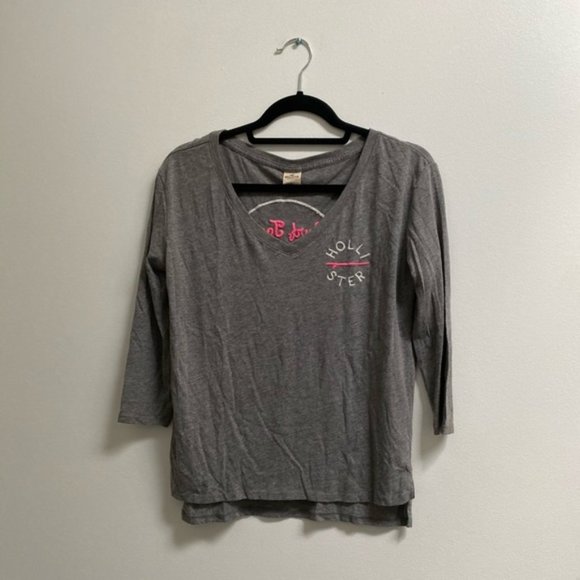 Hollister Embroidered V-Neck Graphic Tee S - Picture 1 of 4
